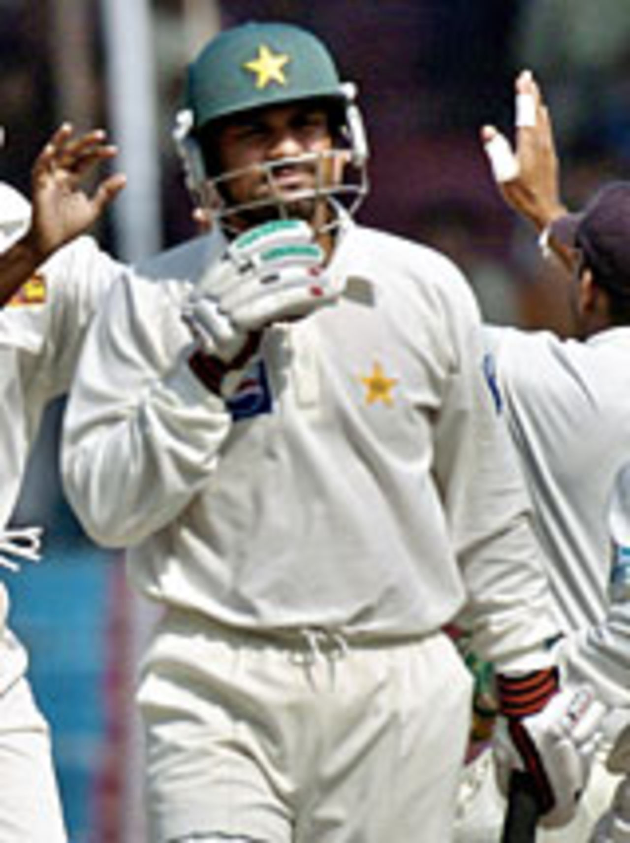 Moin Khan dismissed by Chaminda Vaas