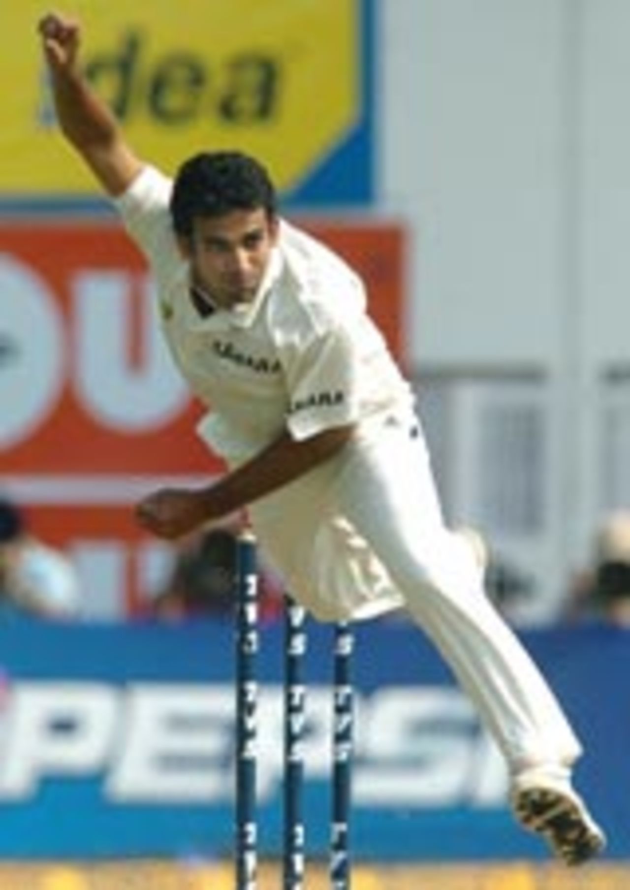 Zaheer Khan in action, India v Australia, 2nd Test, Nagpur, October 25, 2004