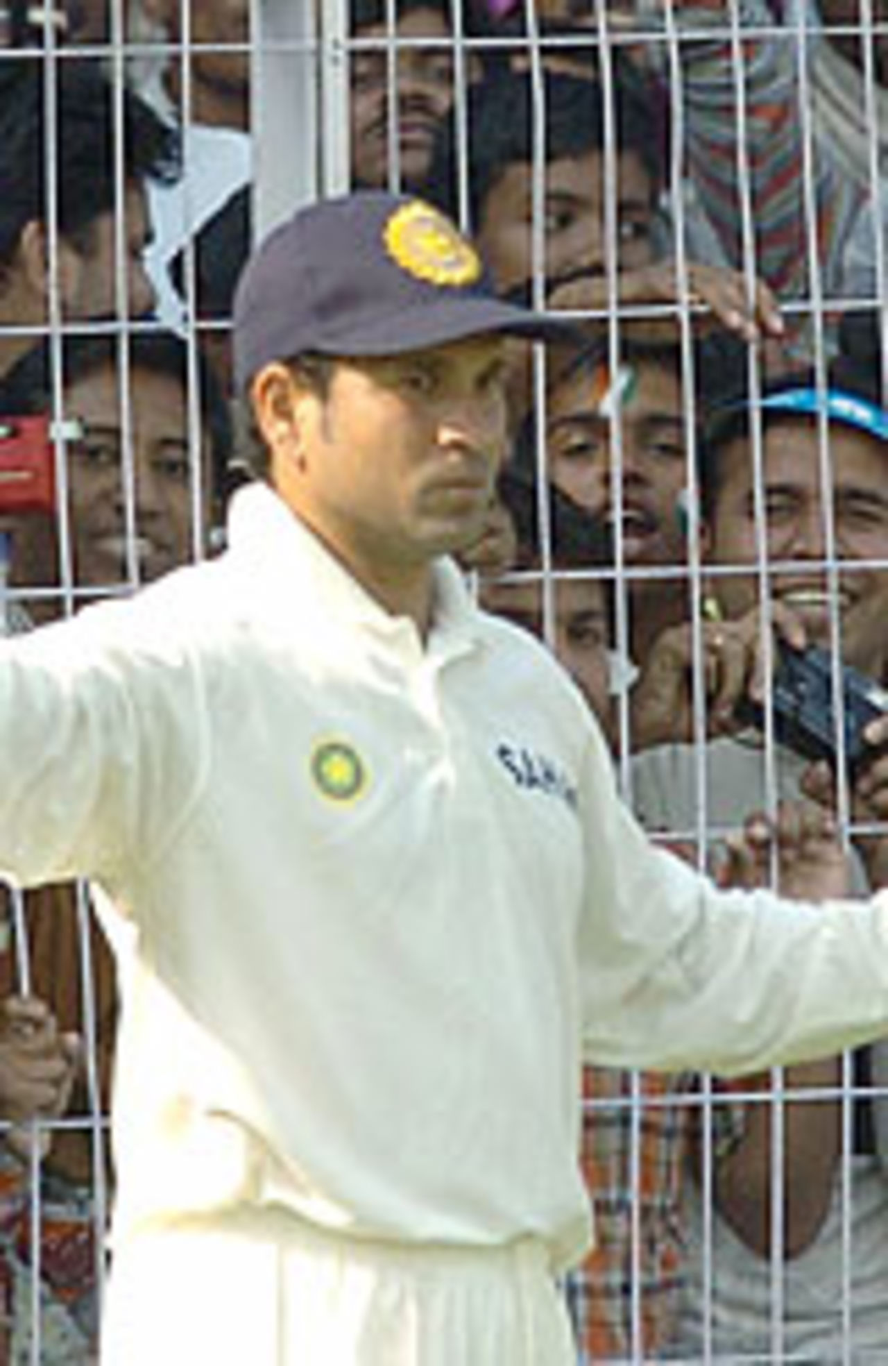 Fans cheer for Sachin Tendulkar, India v Australia, 3rd Test, Nagpur, 3rd day, October 28, 2004