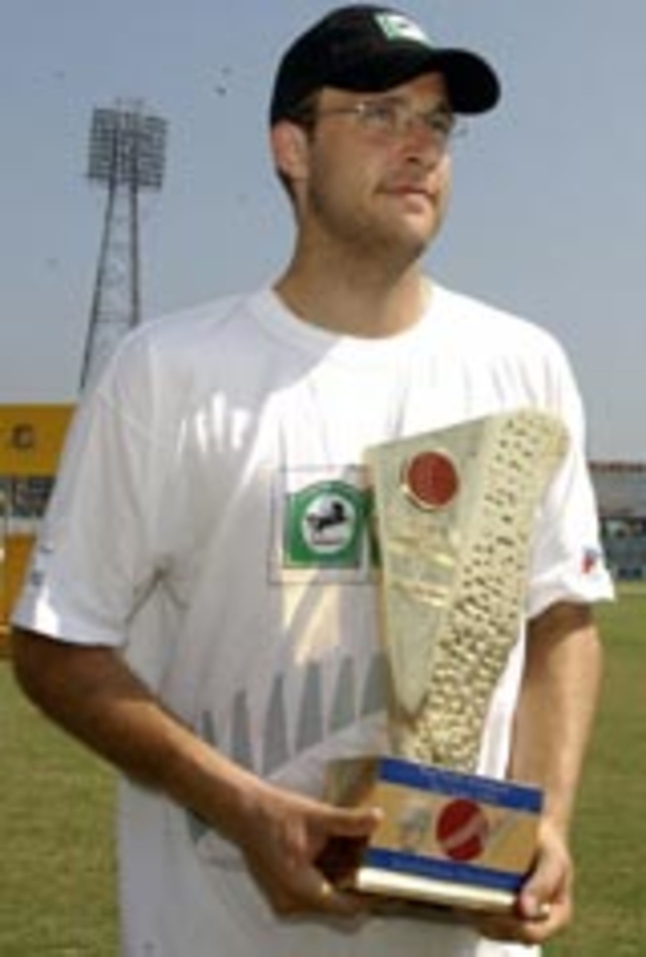 Daniel Vettori with the Man-of-the-Series trophy, Bangladesh v New Zealand, 2nd Test, 4th day, Chittagong, October 29, 2004