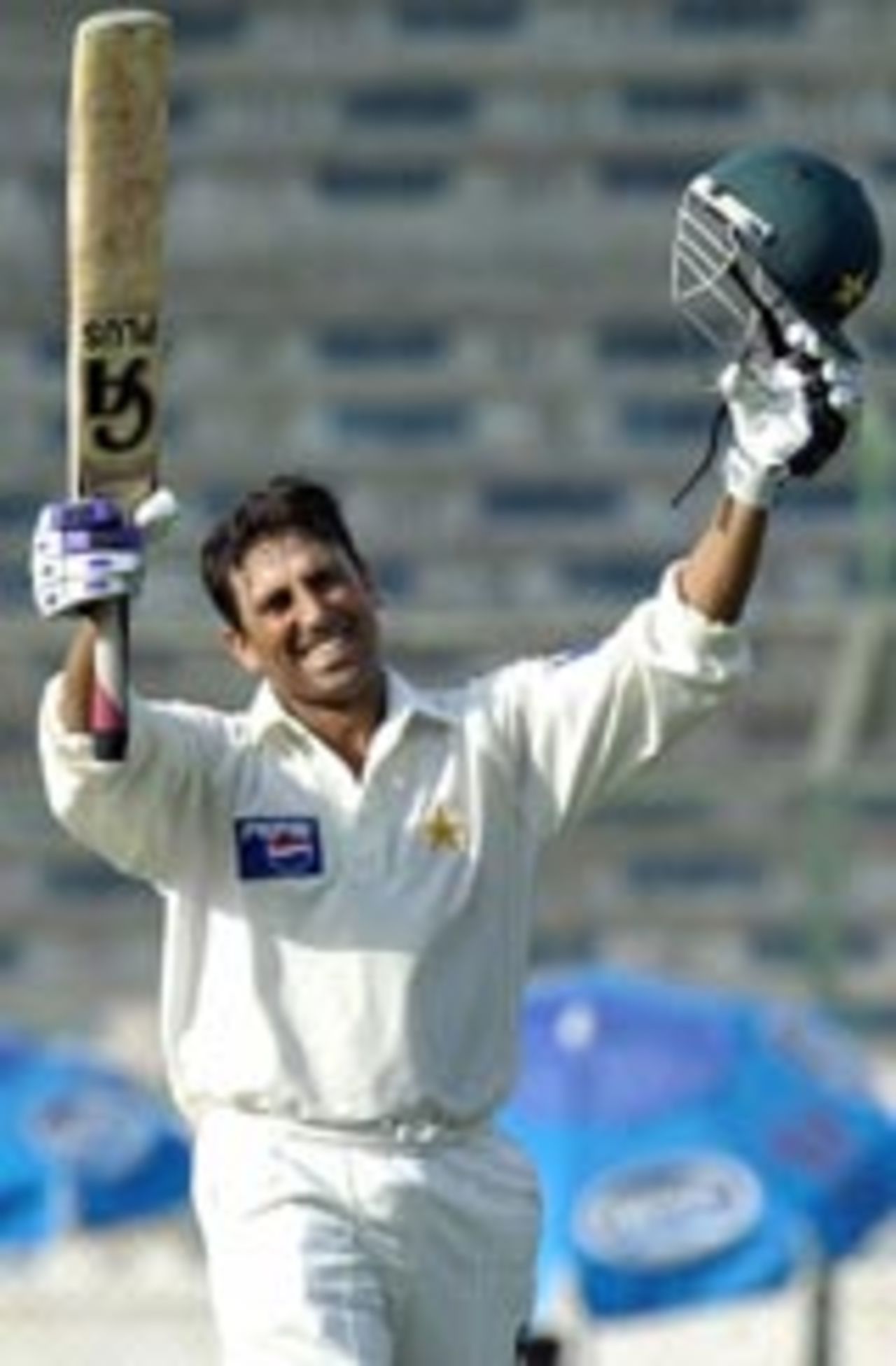 Younis Khan celebrates his hundred, Pakistan v Sri Lanka, 2nd Test, Karachi, 2nd day, October 29, 2004