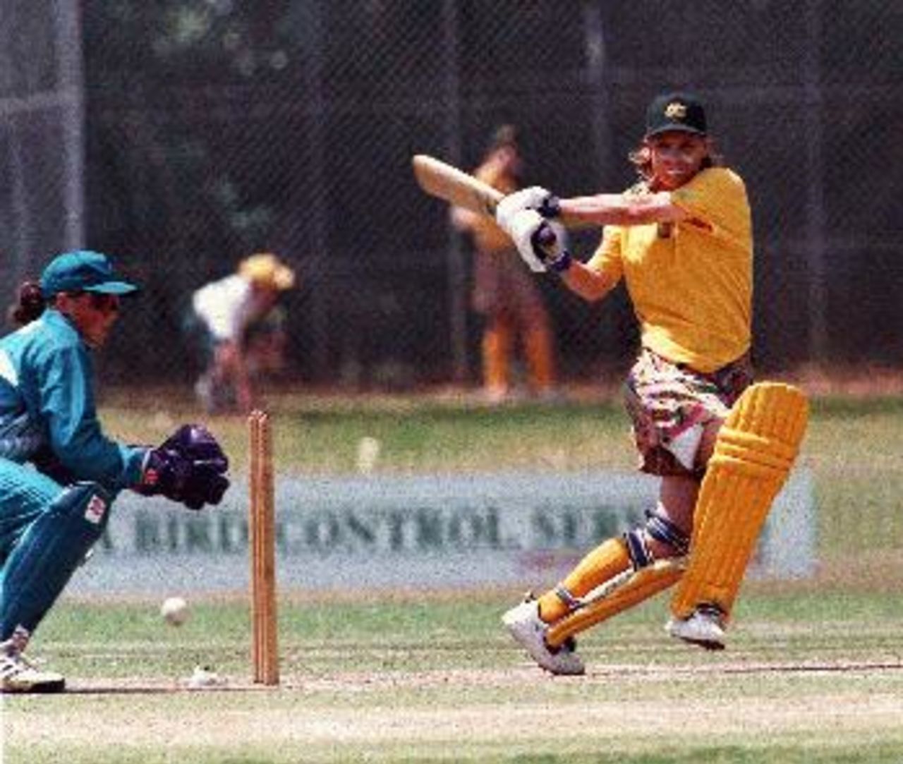 Joanne Broadbent pulls for four. Aust v NZ Womens 2nd ODI at Bankstown Oval, 7 Nov 1997.