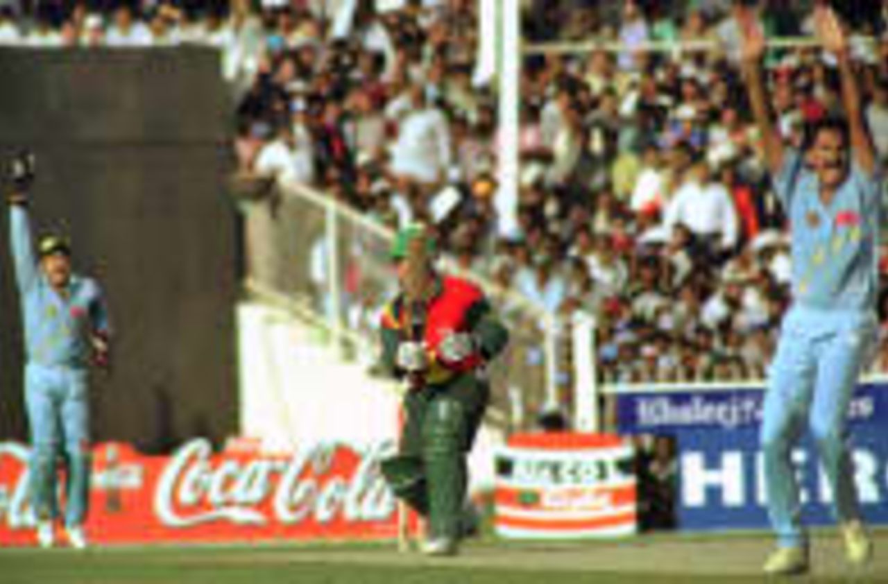 India's fast bowler Javagal Srinath (R) and wicket keeper Nayan Mongia (L) celebrate the dismissal of ZImbabwe's batsman Murray Goodwin (C) during the final of the Coca Cola Trophy in Sharjah, United Arab Emirates, 13 November 1998