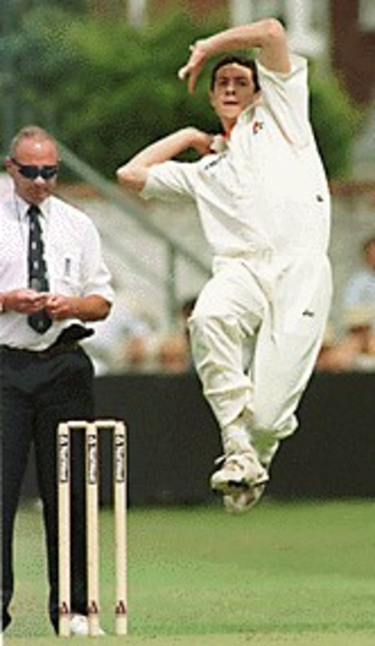 Mike Smethurst in his delivery stride, Hampshire v Lancashire, NatWest Trophy, 7 July 1999