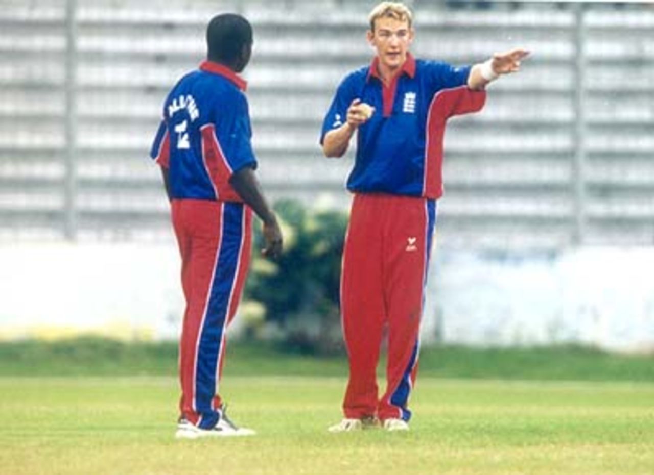 England A's Chris Schofield discussing a point with skipper Mark Alleyne, Bangladesh v England 'A', (ODI) Bangabandhu National Stadium, Dhaka, 29 October 1999, England 'A' in Bangladesh 1999/00