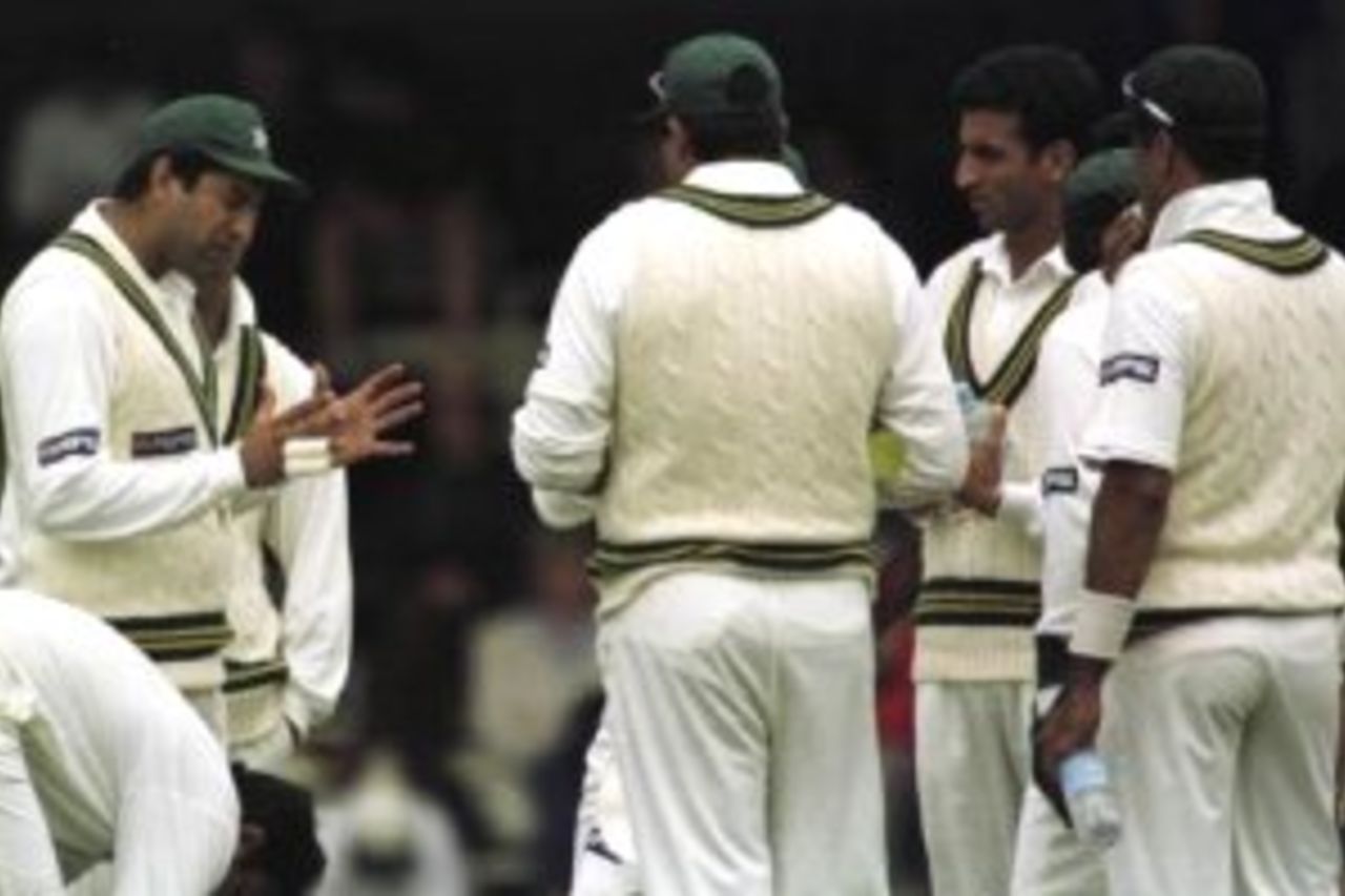 19 Nov 1999: Pakistan captain Wasin Akram talks to his player prior to the start of play, during day two of the Second test between Australia and Pakistan at Bellerive Oval, Hobart, Australia.