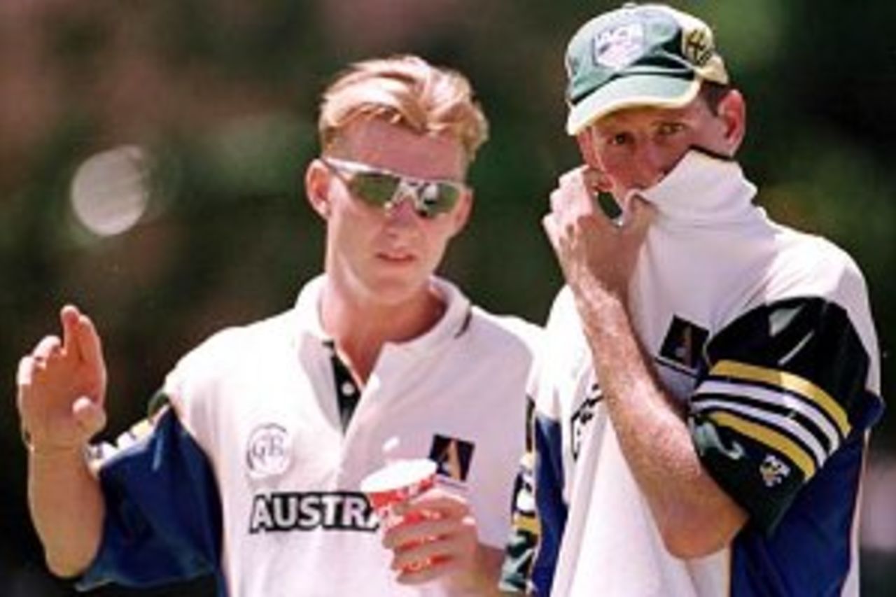 25 Nov 1999: Australia's new recruits Brett Lee and Michael Kasprowicz talk tactics as they prepare for tomorrows third test match between Australia and Pakistan at the WACA ground in Perth, Western Australia, Australia.