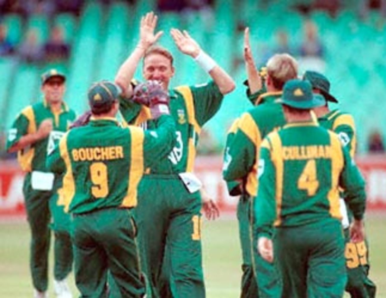 South African pace bowler Allan Donald (C) celebrates the wicket of New Zealand opener Nathan Astle who was caught behind by Jacques Kallis at Durban's Kingsmead Cricket stadium 01 November 2000 during the fifth, one-day international cricket series between New Zealand and South Africa