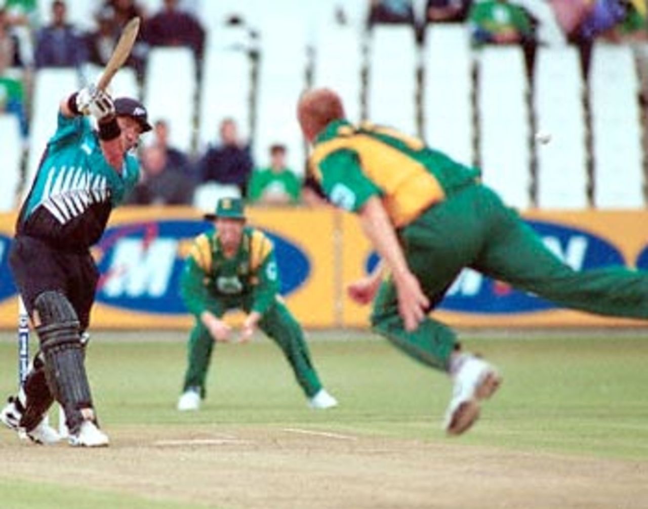 New Zealand batsman Roger Twose drives a delivery from South African bowler Sean Pollock at Durban's Kingsmead Cricket grounds, 01 November 2000 during the fifth one day series between the two countries.