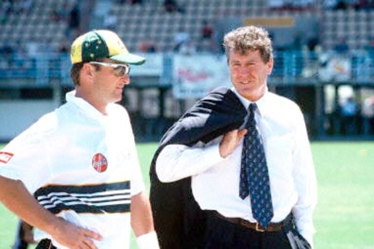 (FILES) Picture taken in 1999 shows New Zealand captain John Wright (R) talking to Mark Waugh. Former captain Wright will take over as the first foreign coach of the Indian cricket team later this month, it was announced 02 November 2000.