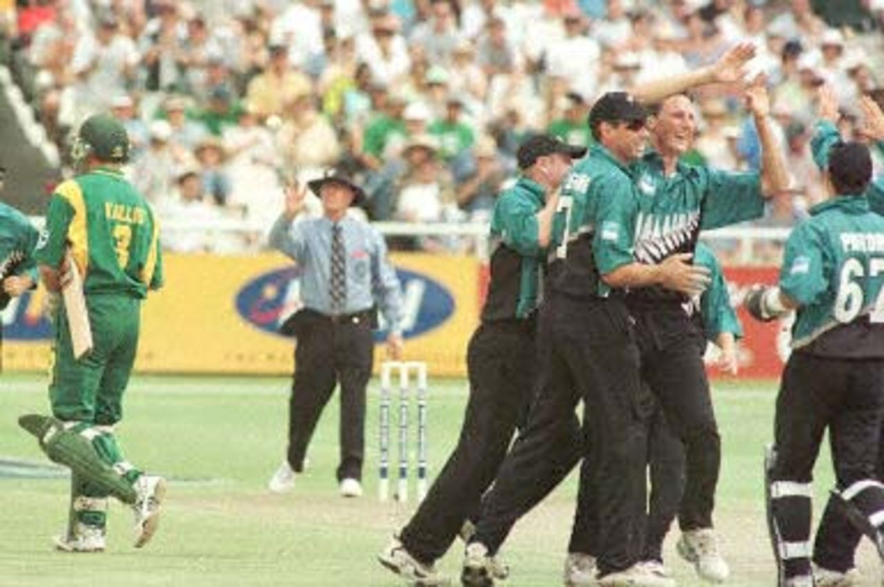 Shayne O'Connor congratulated by his teammates after picking up the wicket of Kallis. New Zealand in South Africa 2000/01, 6th One-Day International, South Africa v New Zealand, Newlands, Cape Town, 04 November 2000