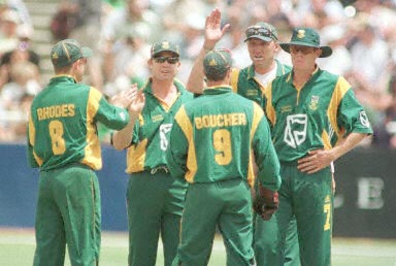 South Africans celebrates the fall of Roger Twose. New Zealand in South Africa 2000/01, 6th One-Day International, South Africa v New Zealand, Newlands, Cape Town, 04 November 2000