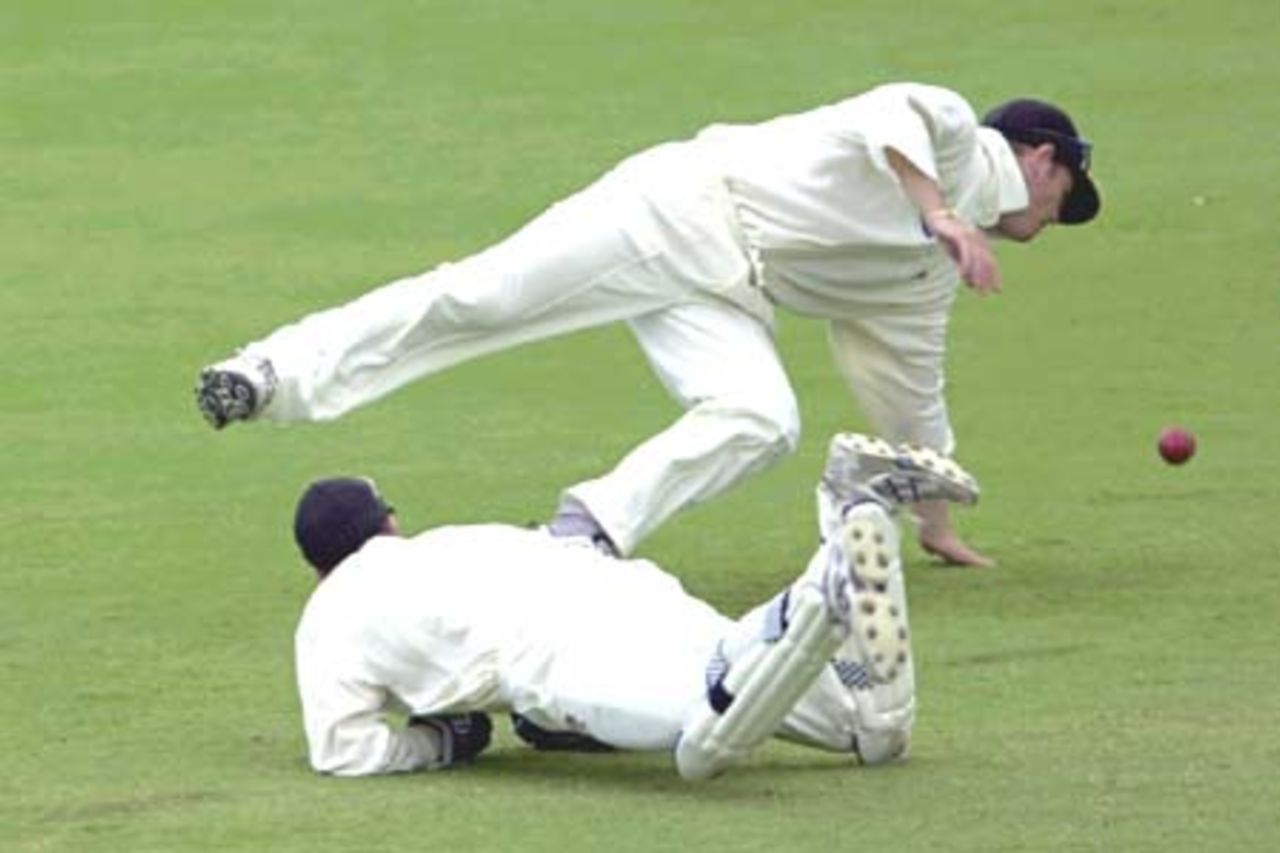 06 Nov 2000: Ian Harvey and Michael Klinger of Victoria dive for a catch against Queensland during the Pura Cup match between Queensland and Victoria played at Allan Border Field in Brisbane, Australia.
