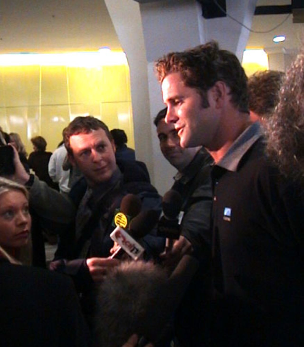 Injured New Zealand all-rounder Chris Cairns talks to the media upon arriving at Christchurch International Airport from South Africa, 7 November 2000