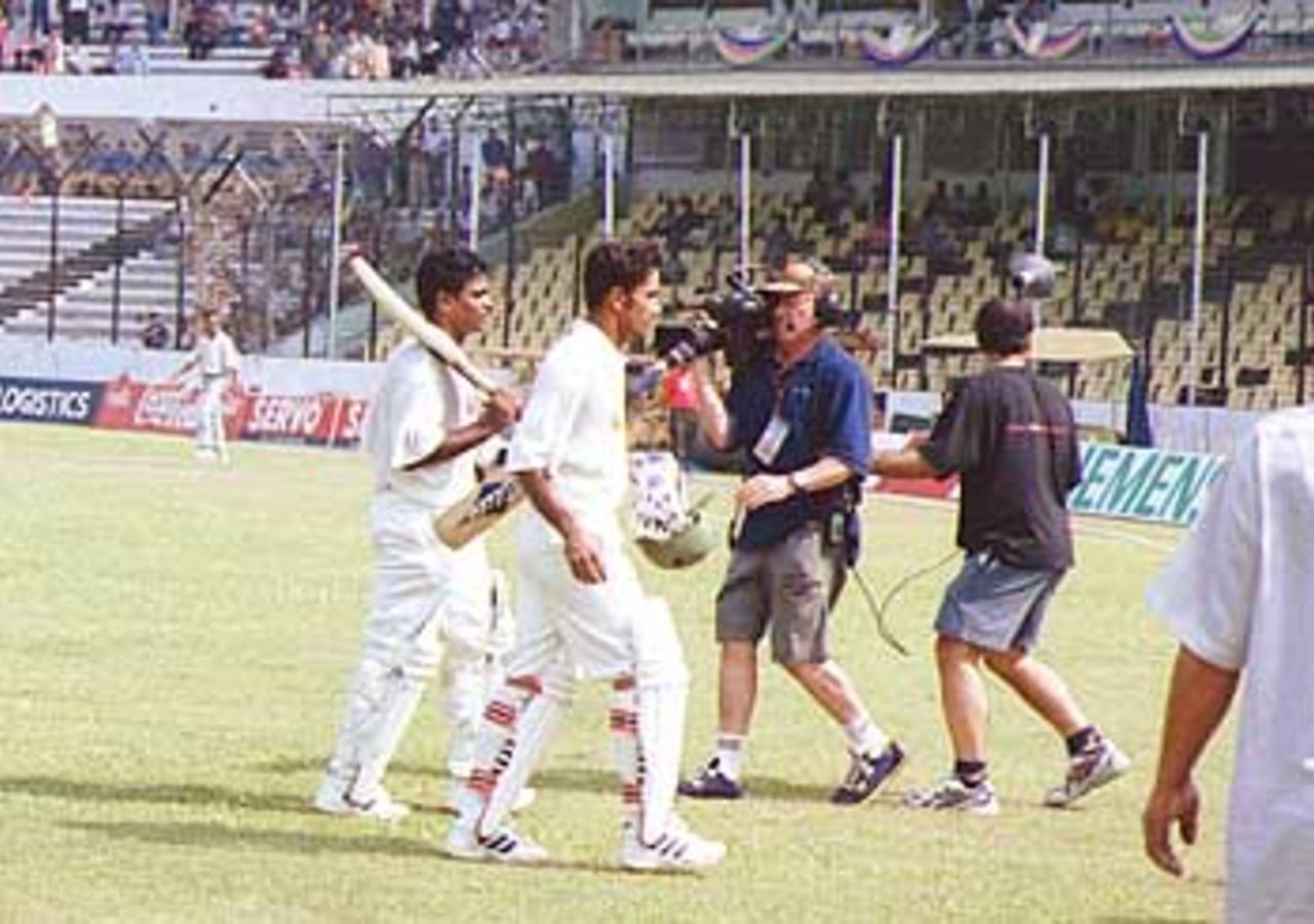 Aminul Islam acknowledges the crowd as he walks back to the pavilion. India in Bangladesh 2000/01, Only Test, Bangladesh v India Bangabandhu National Stadium, Dhaka, 10-14 Nov 2000 (Day 2)