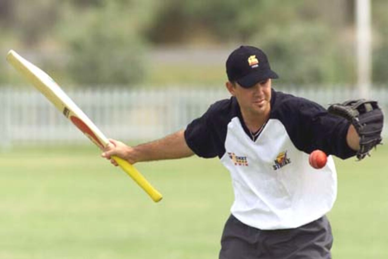 13 Nov 2000: Ricky Ponting, captain of the Nothern Territory Invitational XI, during training in Alice Springs ahead of the one day match against the West Indies, Alice Springs, Australia.