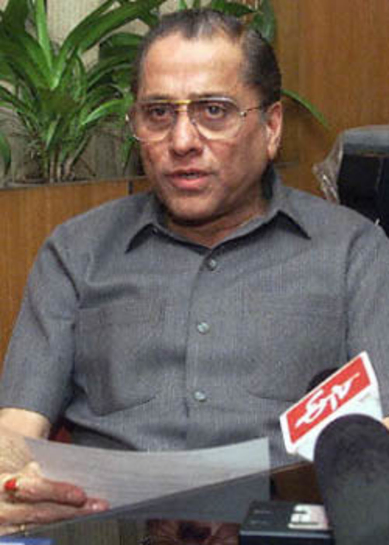 Former International Cricket Council (ICC) President Jagamohan Dalmiya speaks to reporters at his office in Calcutta 13 November 2000 after Central Bureau of Investigation (CBI) officers raided his residence. The CBI search was in connection with a probe into alleged irregularities in the granting of TV rights to telecast cricket matches.