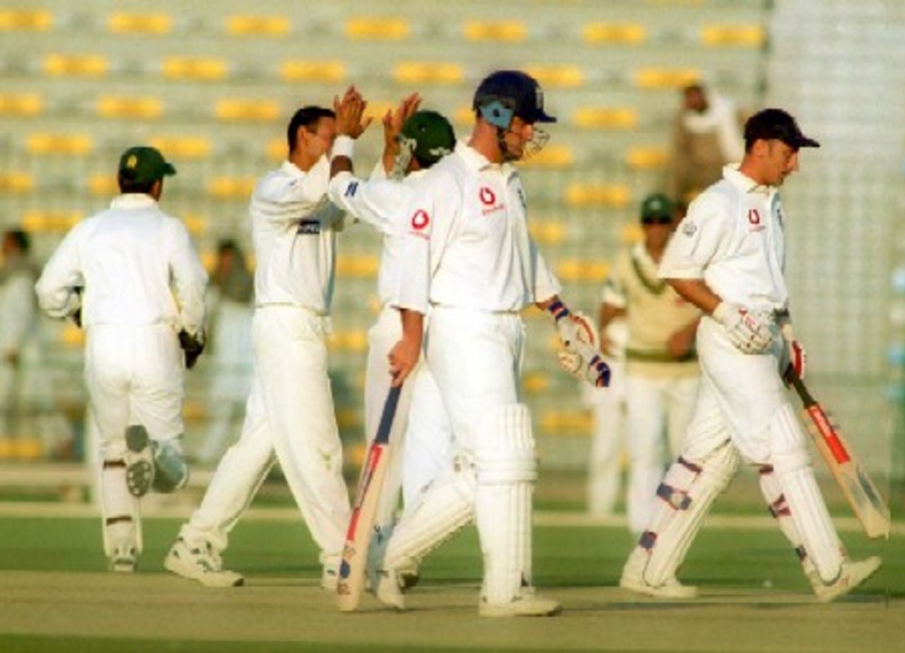 The Pakistan team celebrate the wicket of Nasser Hussain who was caught by Wasim off Saqlain, 1st Test Match, Pakistan v England at Lahore, 15-19 Nov 2000