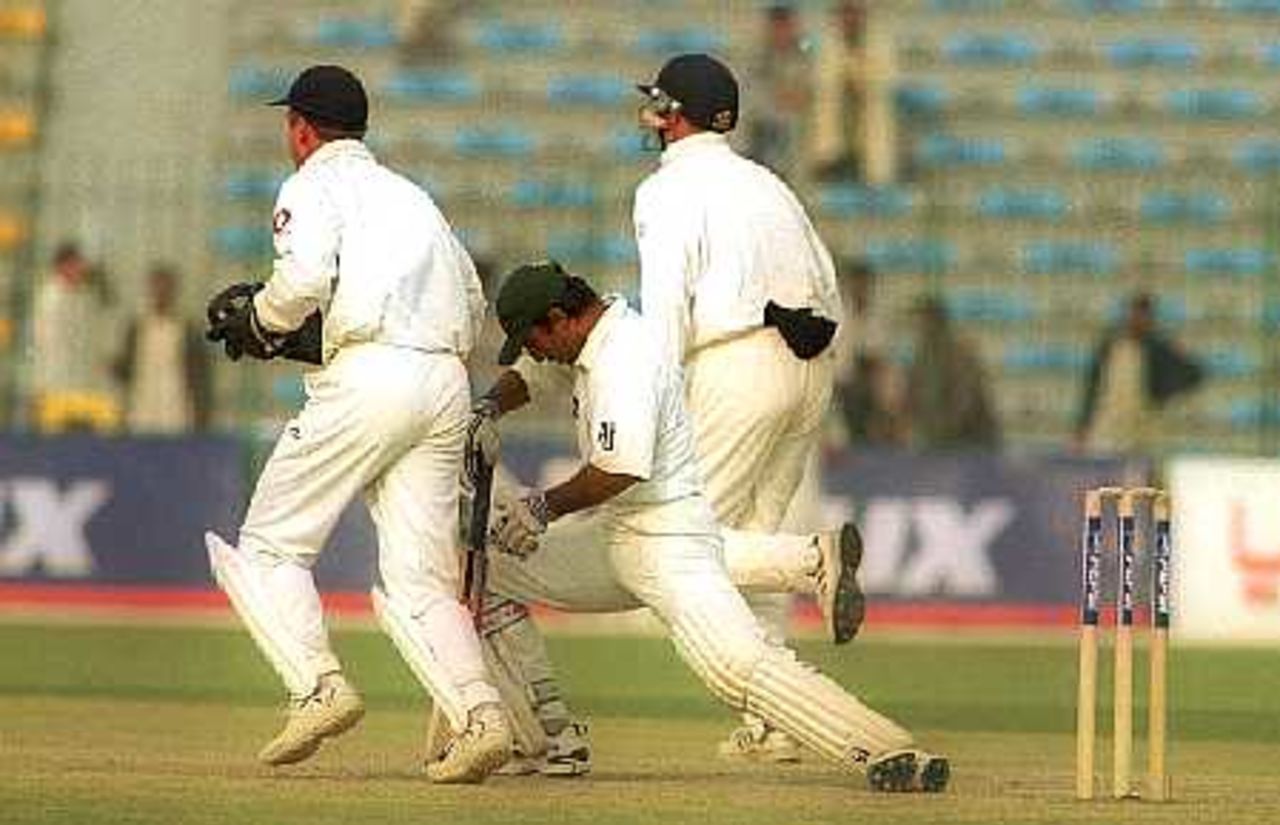 Saeed Anwar is declared LBW after reaching 40, Day 3, 1st Test Match, Pakistan v England at Lahore, 15-19 Nov 2000