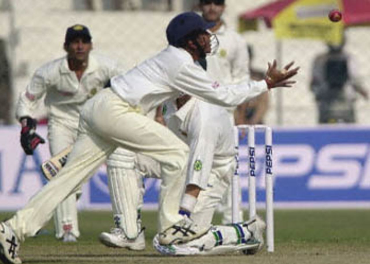 Das runs to grab the ball off Rennie's helmet, Zimbabwe in India, 2000/01, 1st Test, India v Zimbabwe, Feroz Shah Kotla, Delhi, 18-22 November 2000 (Day 1).