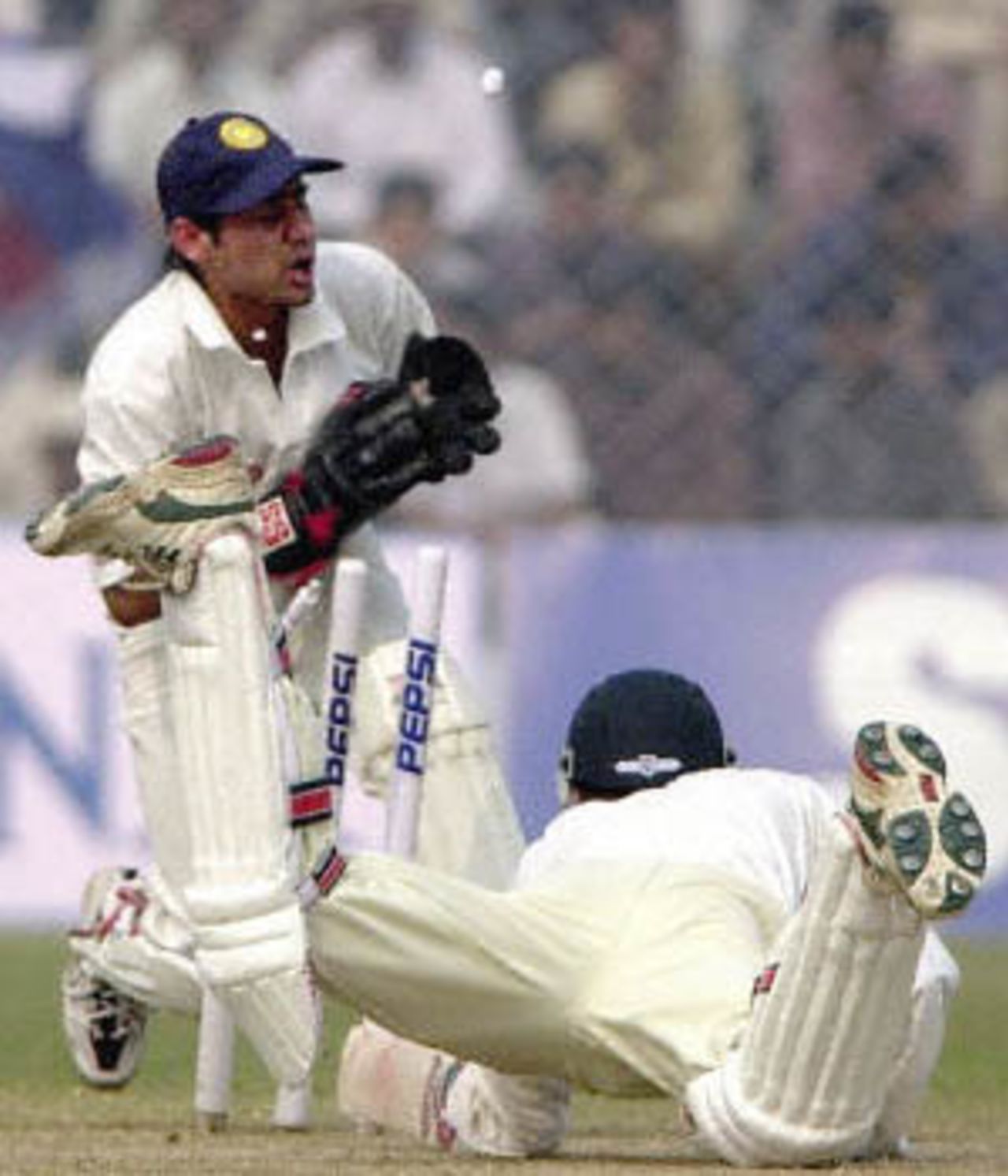 Indian stumper Dahiya runs Brian Murphy out in the first innings, Zimbabwe in India, 2000/01, 1st Test, India v Zimbabwe, Feroz Shah Kotla, Delhi, 18-22 November 2000 (Day 2).