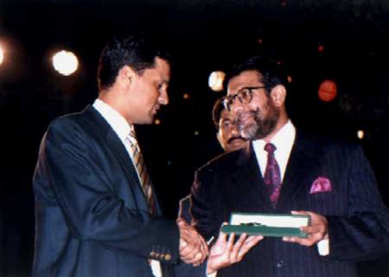 Moin Khan receiving his lifetime achievement award at the PCB Gala, 19 Nov 2000 at Lahore