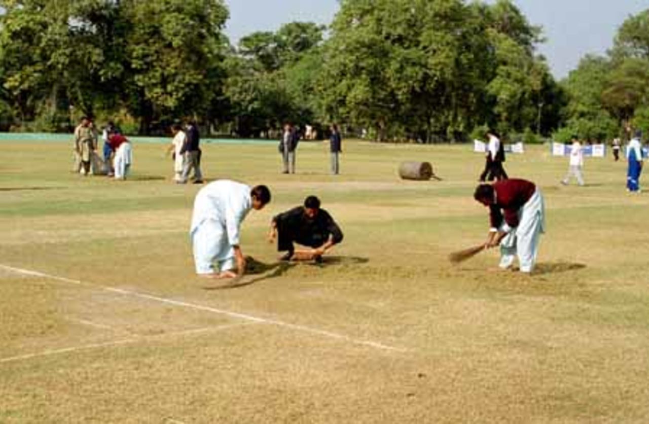 Ground men at the job after the heavy overnight rain, England v PCB XI at Lahore, 23-25 Nov 2000