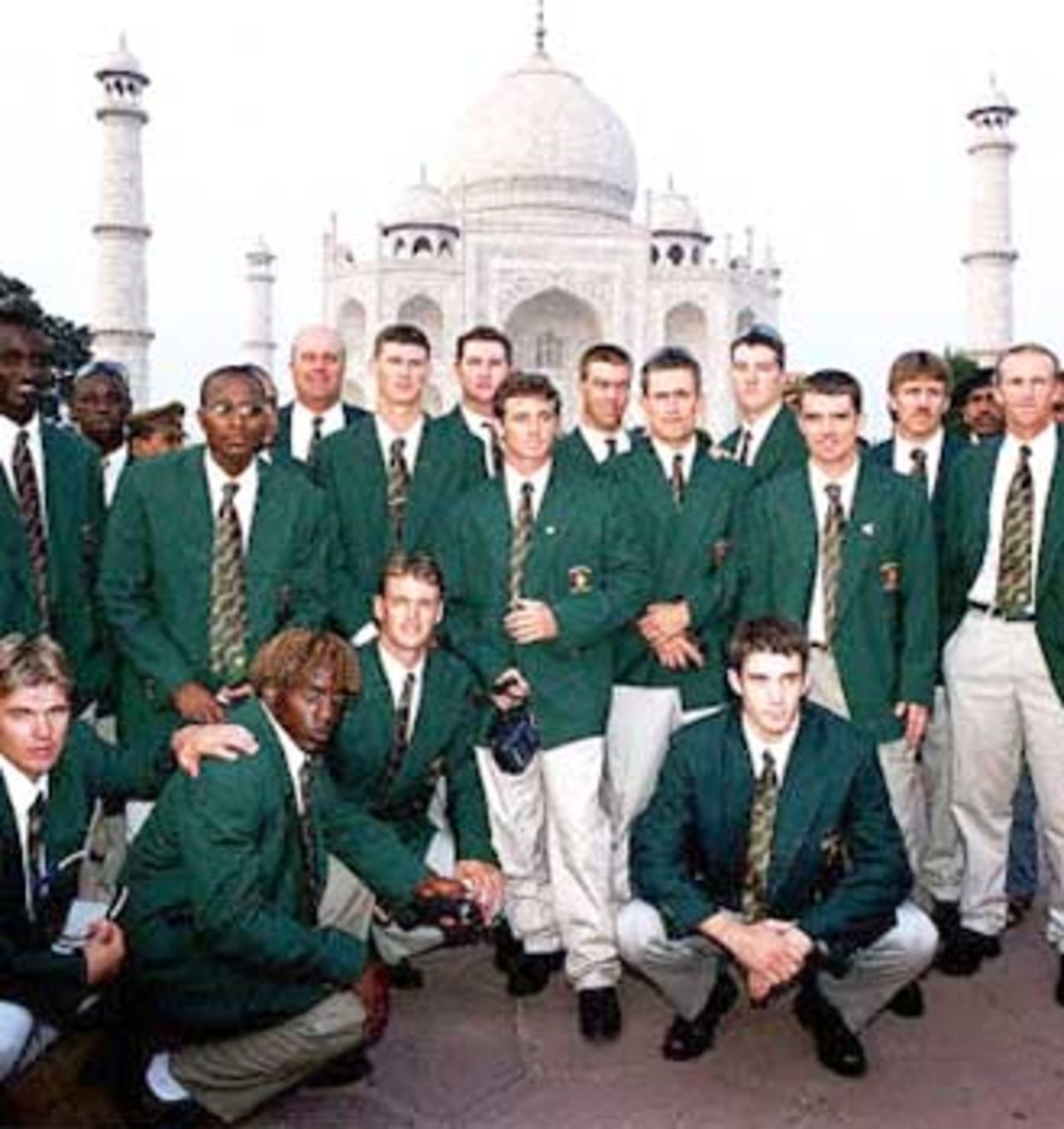 Zimbabwe cricket team members pose in front of the Taj Mahal in Agra, 24 November 2000. Zimbabwe will play their second test match against India at Nagpur on November 25.