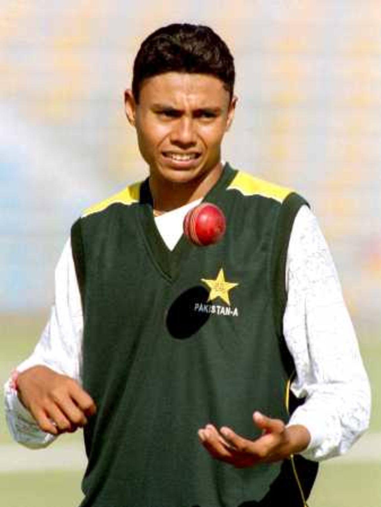 Danish Kaneria, Pakistan's new spinner tossing the ball, England v PCB XI at Lahore, 23-25 Nov 2000 (Day3)