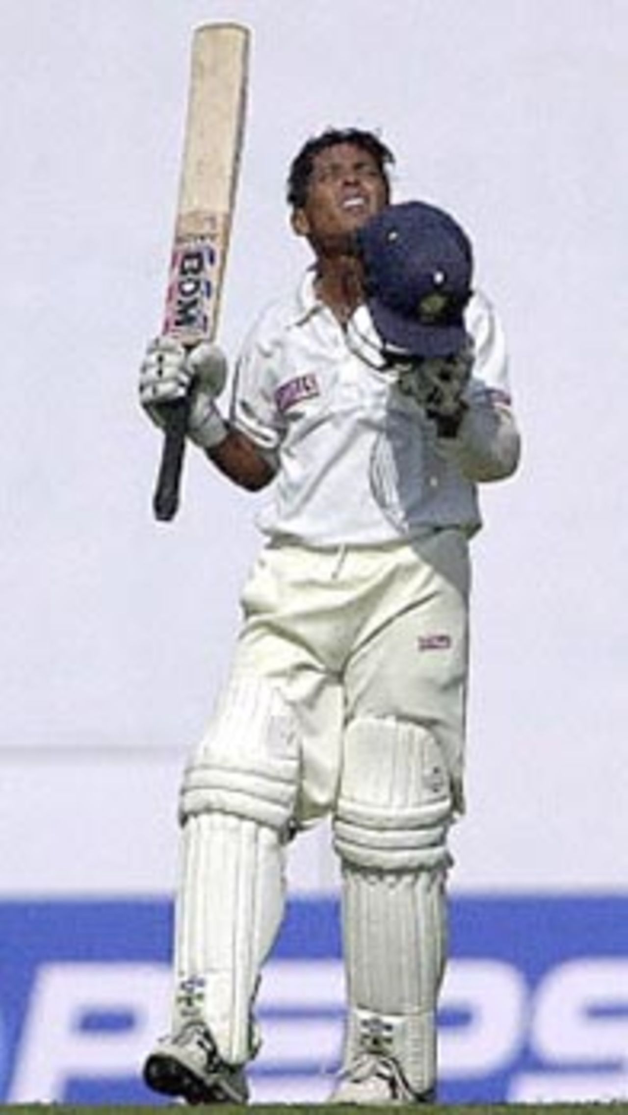 Indian opening batsman S.S. Das lifts his bat after scoring a century on the first day of the second Test cricket match between India and Zimbabwe in Nagpur, 25 November 2000. Das scored 110 runs and India made 306 for 2 at close of the first day's play. India leads Zimbabwe 1-0 in the two Test series.
