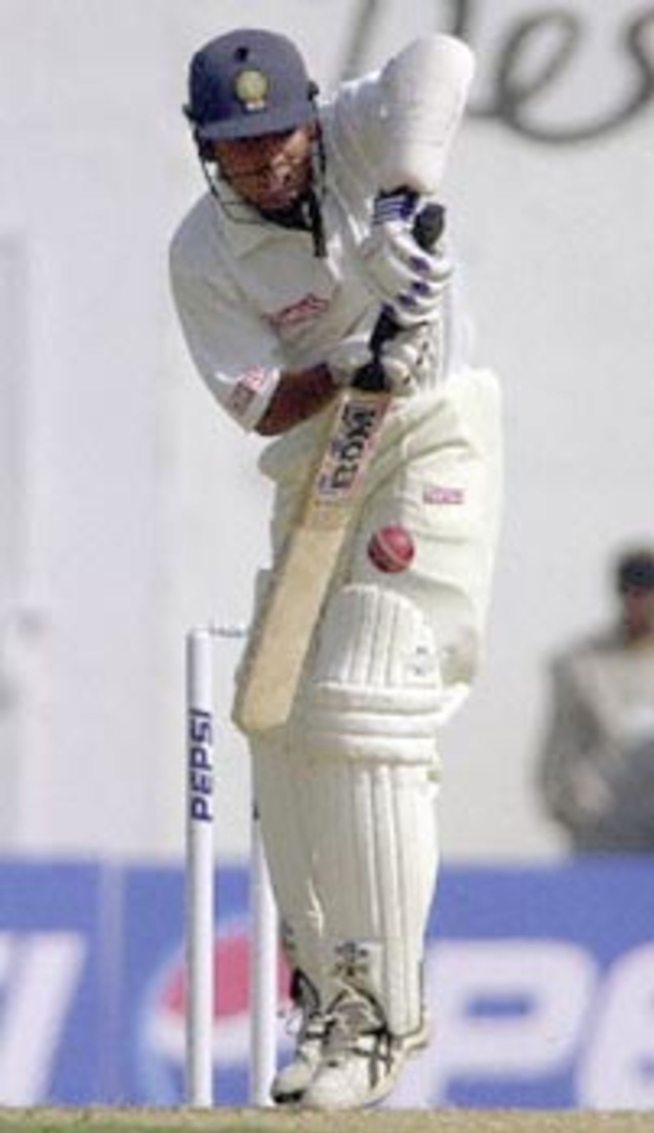 Idian opening batsman Shiv Das blocks a ball during the first day of the second Test cricket match between India and Zimbabwe in Nagpur, 25 November 2000. Das scored 110 runs and India made 306 for 2 at close of the first day's play. India leads Zimbabwe 1-0 in the two Test series.