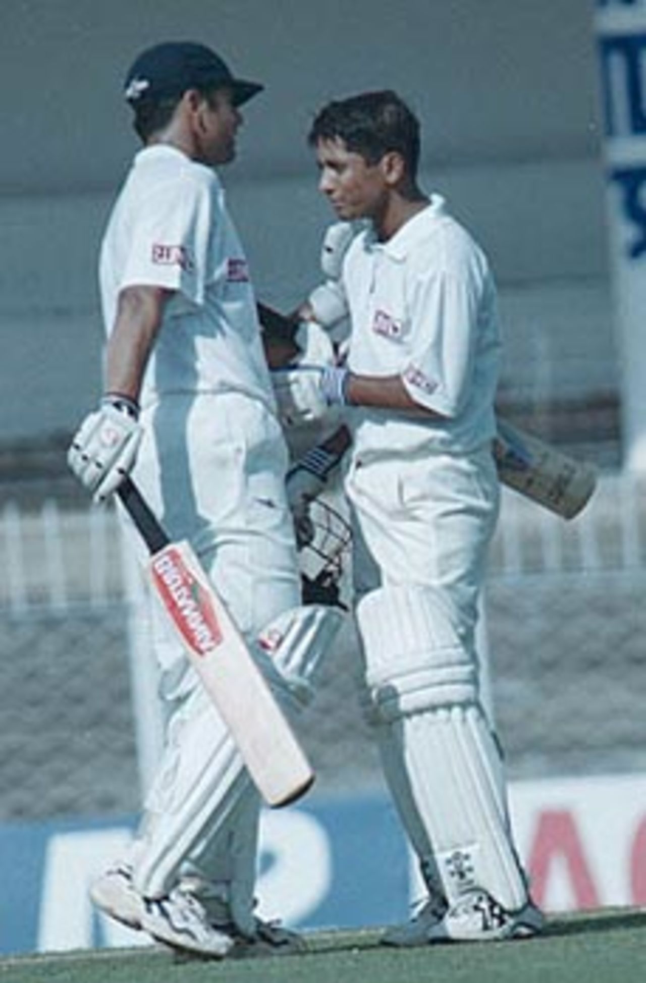 Das gets a pat on the back from Dravid. Zimbabwe in India 2000/01, 2nd Test, India v Zimbabwe Vidarbha C.A. Ground, Nagpur, 25-29 November 2000 (Day 1)
