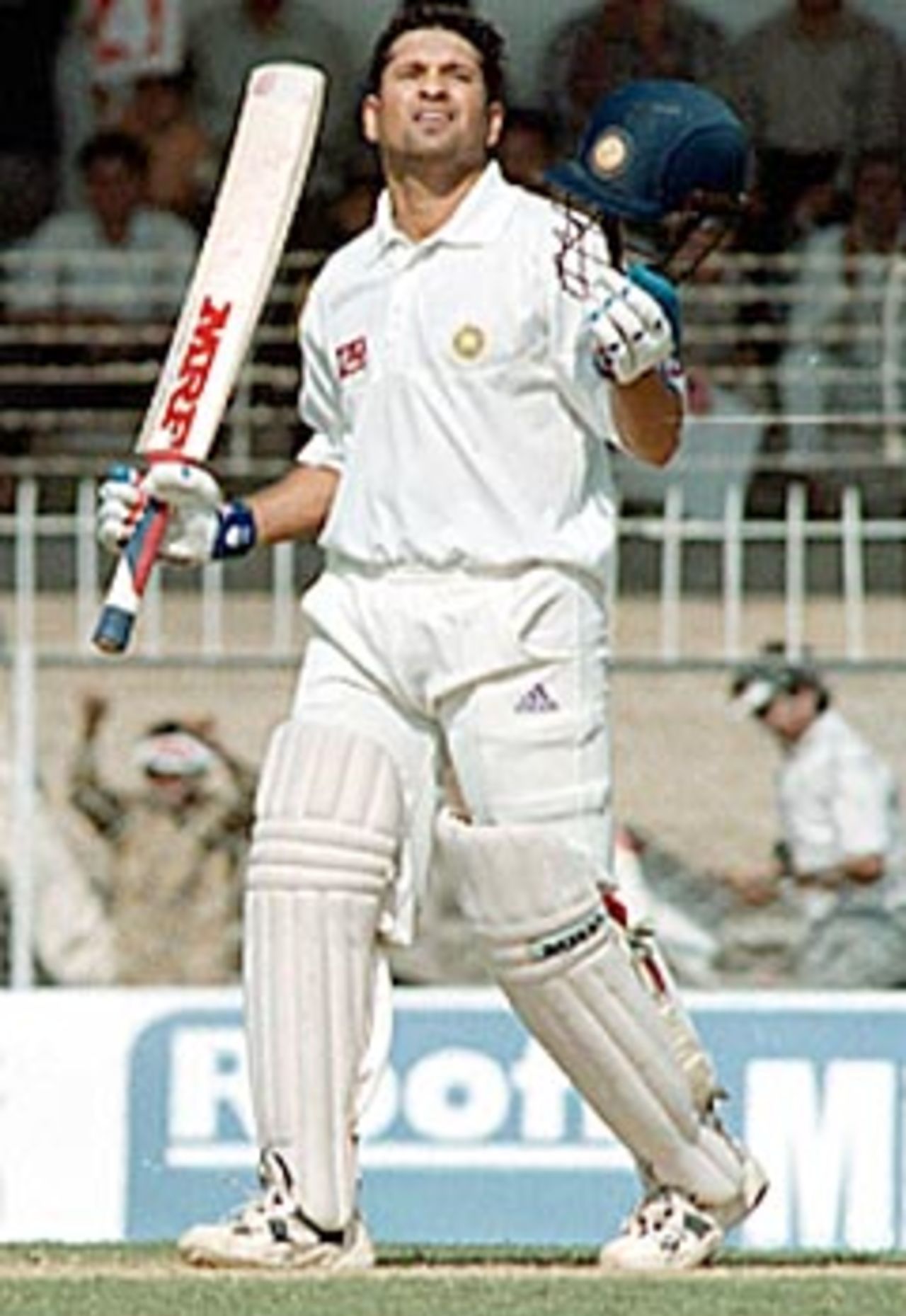 Tendulkar acknowledges the crowd after reaching his double hundred. Zimbabwe in India 2000/01, 2nd Test, India v Zimbabwe Vidarbha C.A. Ground, Nagpur, 25-29 November 2000 (Day 2)