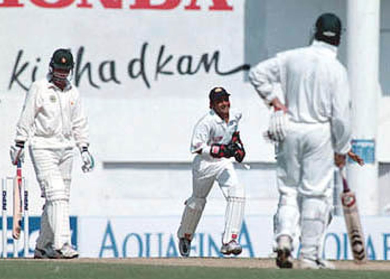 A dejected Campbell starts his walkback as Dahiya rushes in joy watched by Guy Whittall, Zimbabwe in India, 2000/01, 2nd Test, India v Zimbabwe, Vidarbha C.A. Ground, Nagpur, 25-29 November 2000 (Day 3).