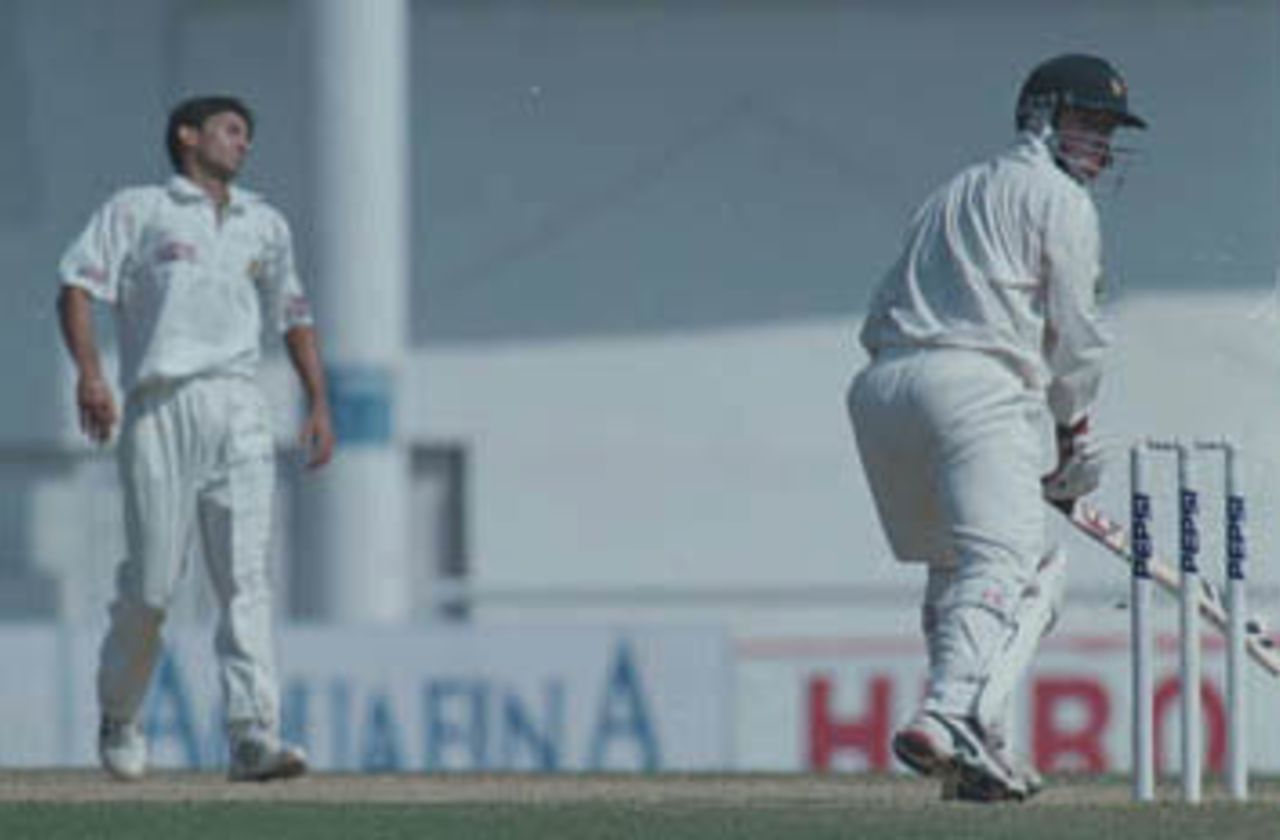 Agarkar is dejected as Sachin drops Whittall at first slip, Zimbabwe in India, 2000/01, 2nd Test, India v Zimbabwe, Vidarbha C.A. Ground, Nagpur, 25-29 November 2000 (Day 3).