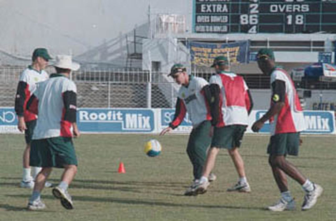 Zimbabweans taking time off from cricket, Zimbabwe in India, 2000/01, 2nd Test, India v Zimbabwe, Vidarbha C.A. Ground, Nagpur, 25-29 November 2000 (Day 3).