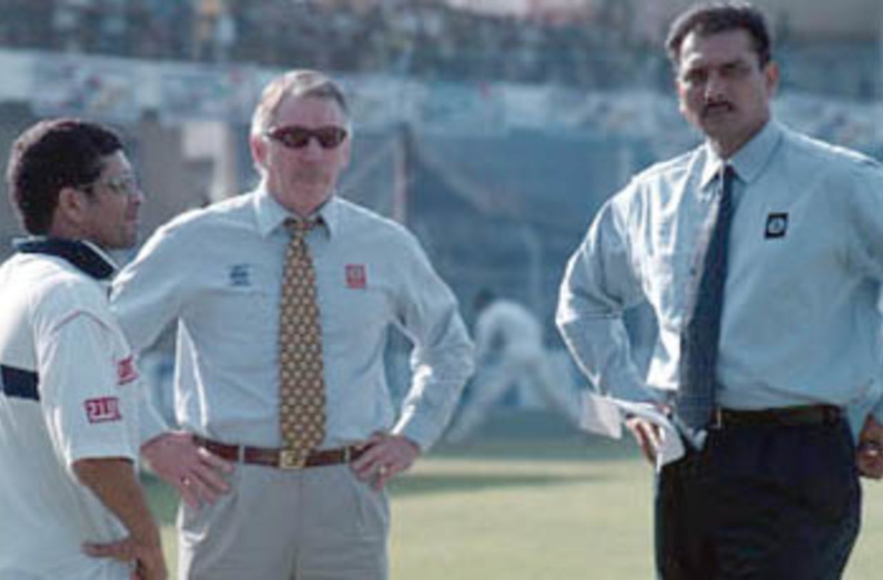 Tendulkar discussing a point with Ian Chappell and Ravi Shastri, Zimbabwe in India, 2000/01, 2nd Test, India v Zimbabwe, Vidarbha C.A. Ground, Nagpur, 25-29 November 2000 (Day 3).