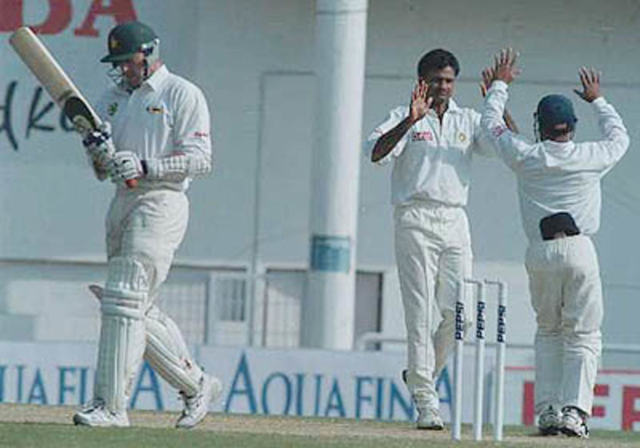 Streak being dismissed LBW by Srinath, Zimbabwe in India, 2000/01, 2nd Test, India v Zimbabwe, Vidarbha C.A. Ground, Nagpur, 25-29 November 2000 (Day 4).