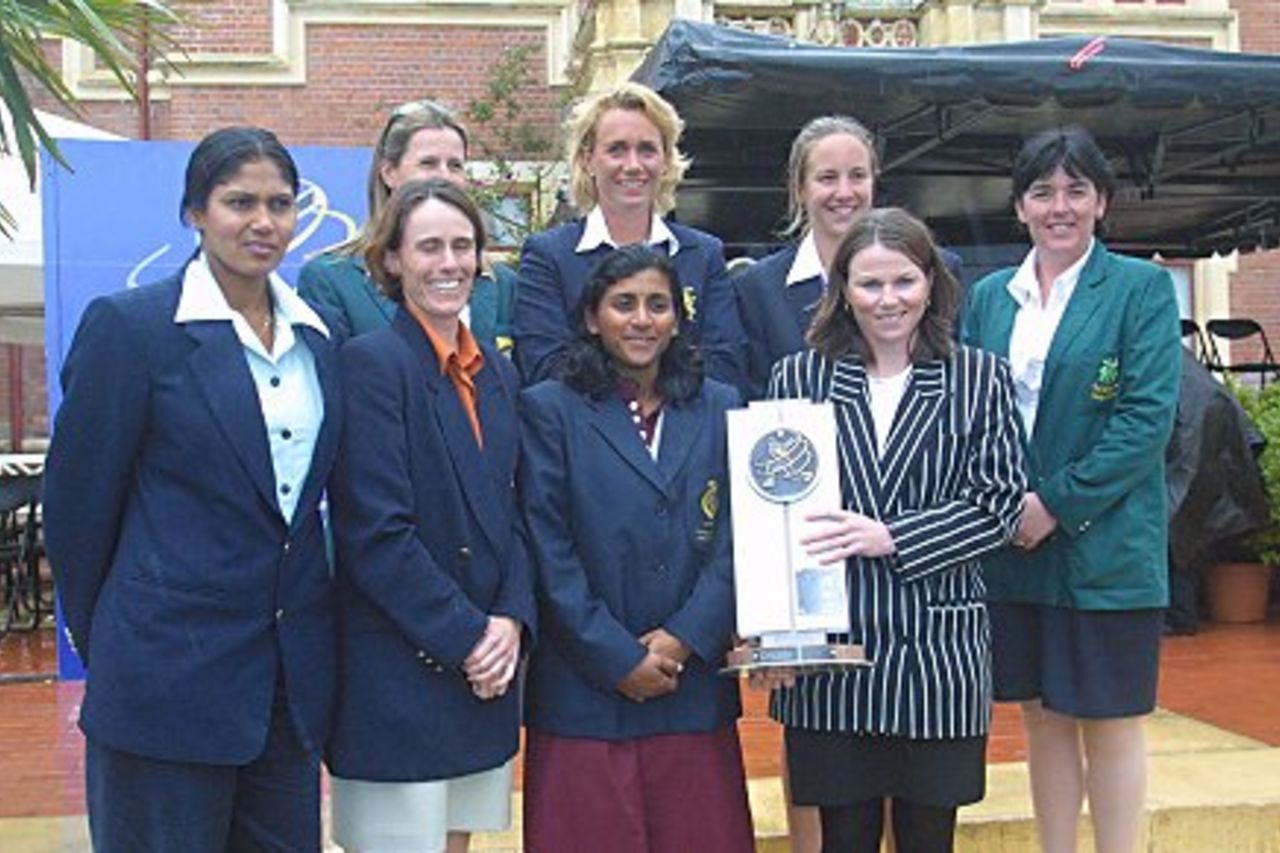 28 Nov 2000: The captains with the CricInfo Women's World Cup Trophy at the opening ceremony in New Zealand