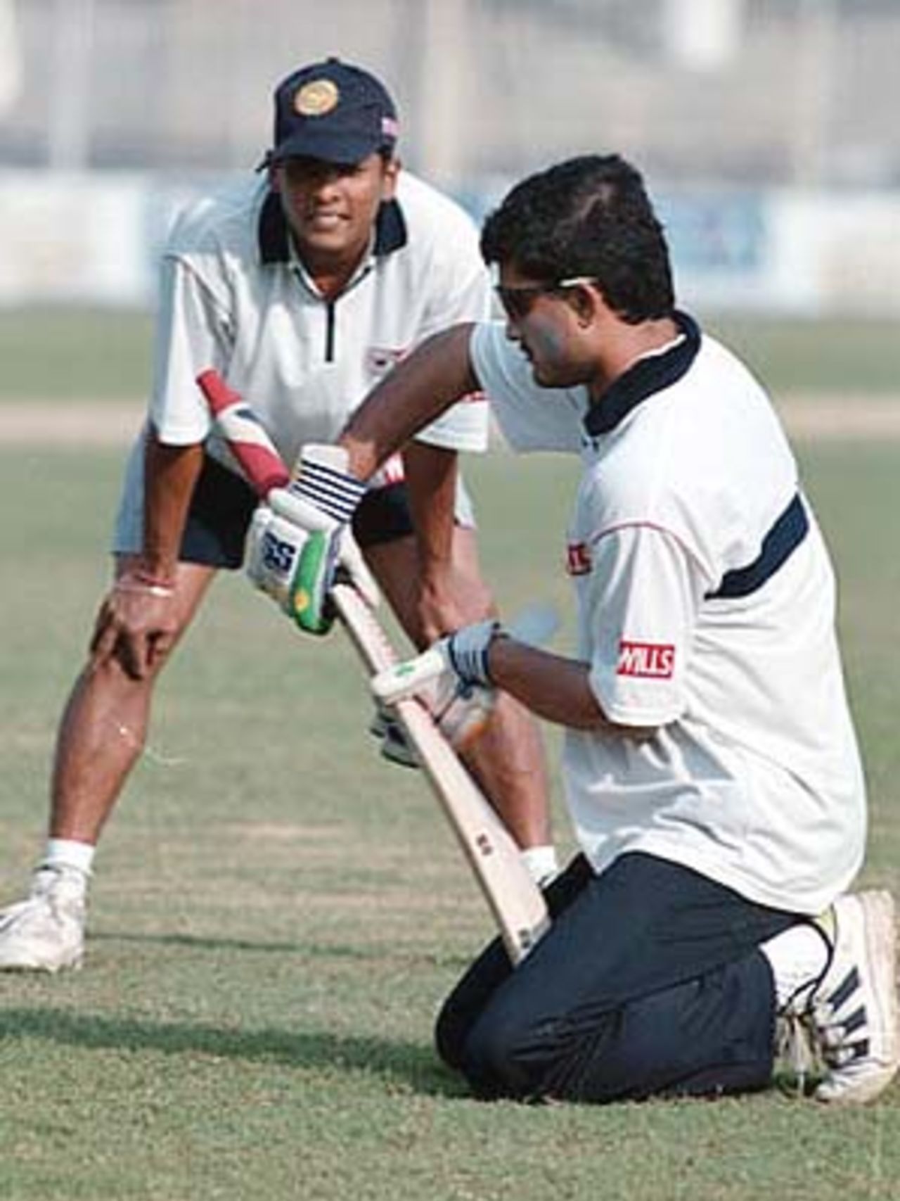 Ganguly gives a batting tip to a watchful SS Das, Zimbabwe in India, 2000/01, 2nd Test, India v Zimbabwe, Vidarbha C.A. Ground, Nagpur, 25-29 November 2000.