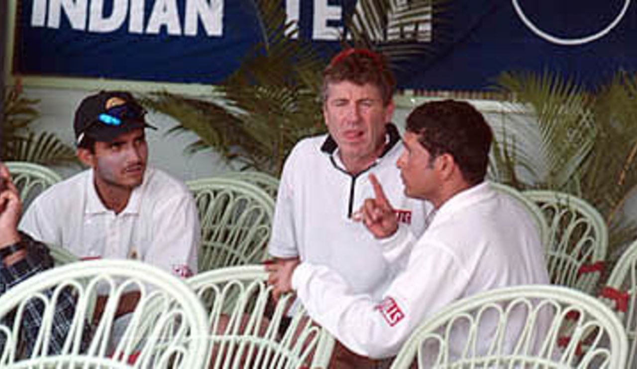 Coach Wright and Skipper Ganguly are all ears to Sachin, Zimbabwe in India, 2000/01, 2nd Test, India v Zimbabwe, Vidarbha C.A. Ground, Nagpur 25-29 November 2000.