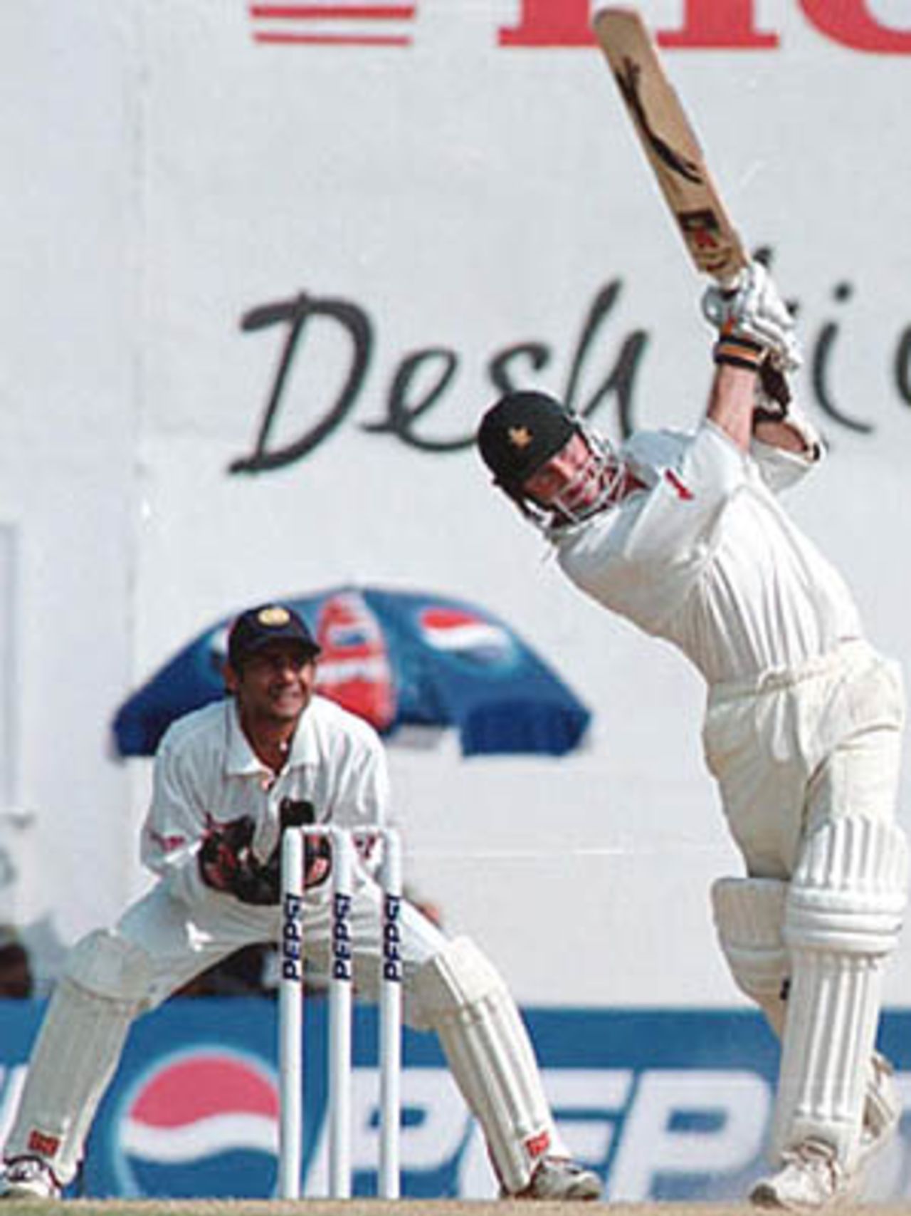 Heath Streak plays the lofted shot, Zimbabwe in India, 2000/01, 2nd Test, India v Zimbabwe, Vidarbha C.A. Ground, Nagpur, 25-29 November 2000 (Day 4).