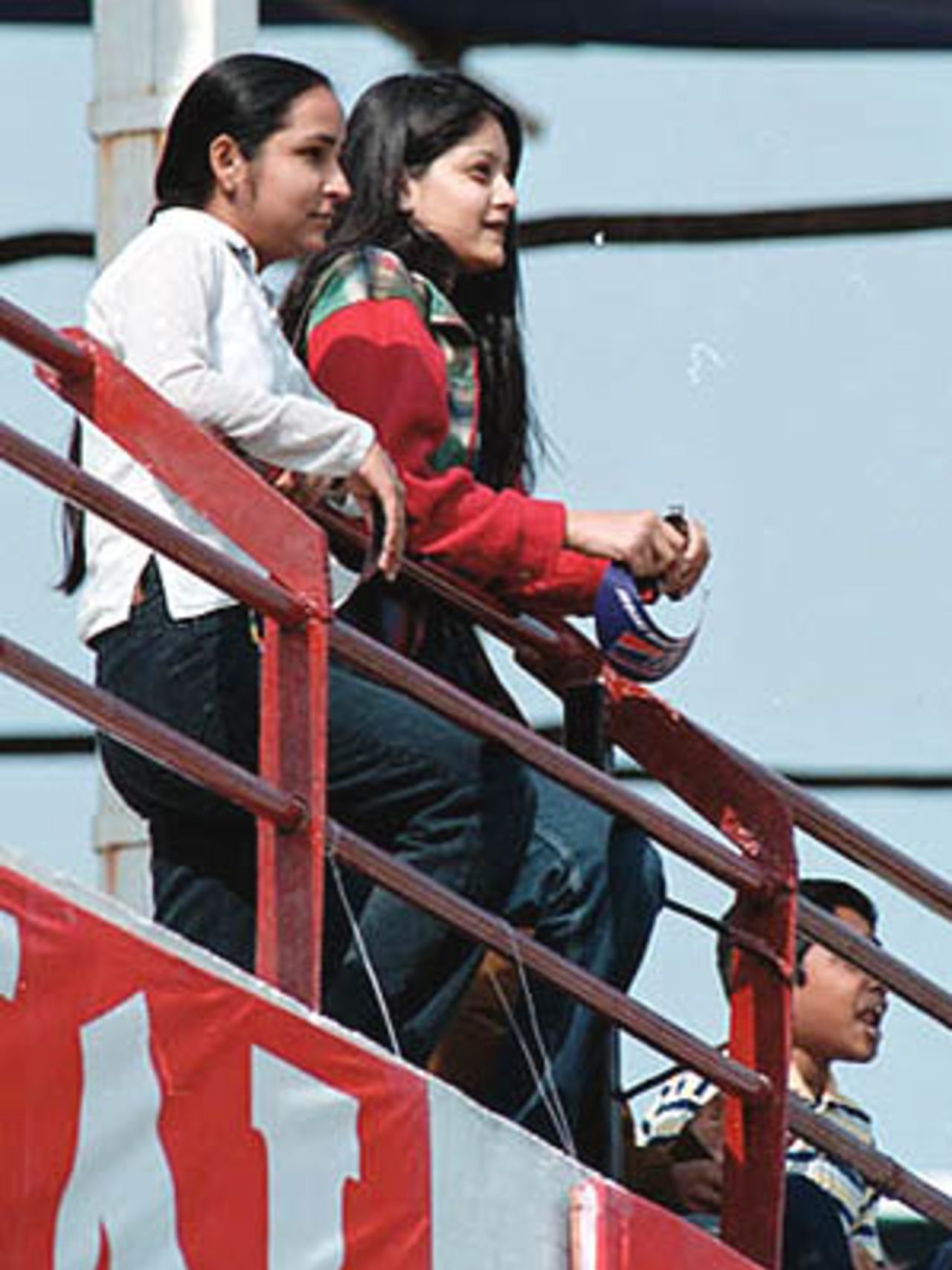A couple of supporters closely following the game, Zimbabwe in India, 2000/01, 2nd Test, India v Zimbabwe, Vidarbha C.A. Ground, Nagpur, 25-29 November 2000 (Day 4).