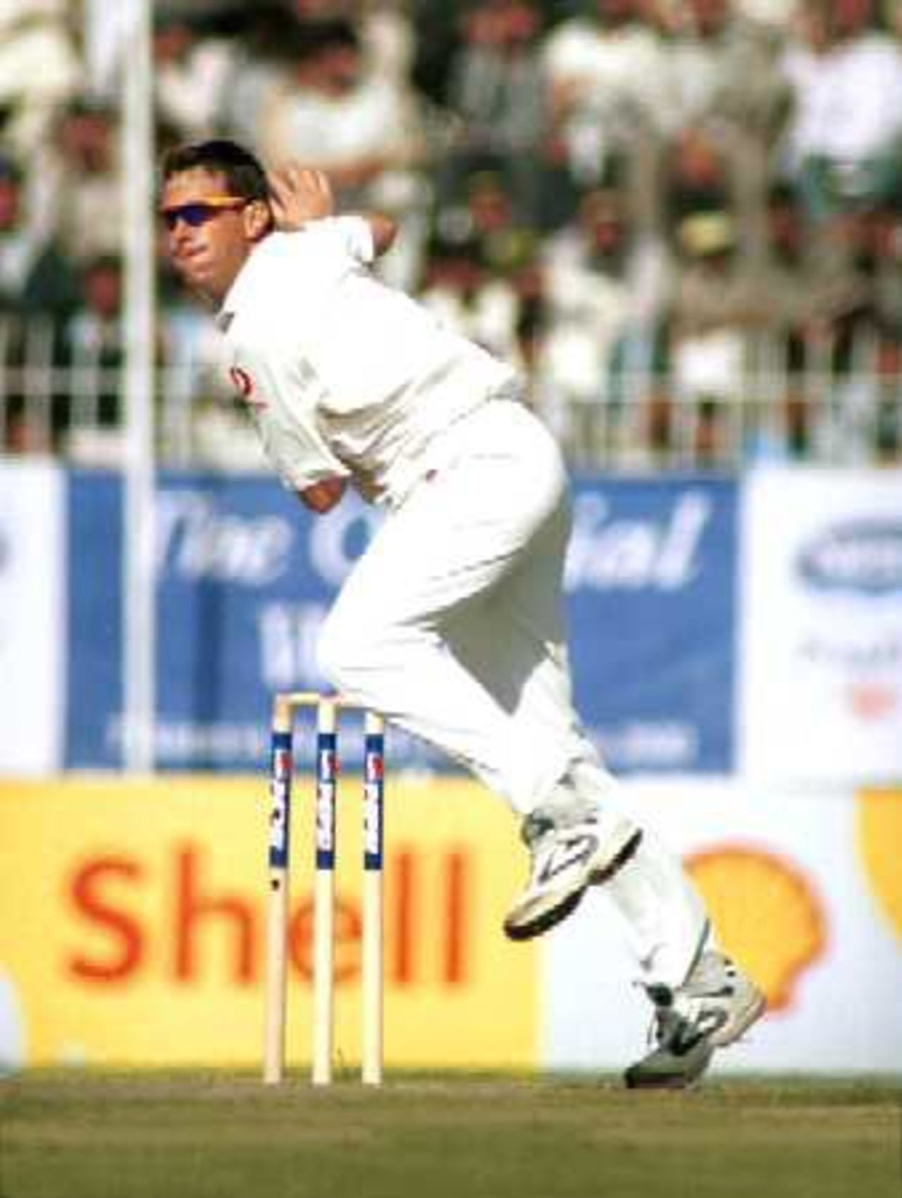 Giles in his bowling stride, Day 1, 2nd Test Match, Pakistan v England at Faisalabad, 29 Nov-3 Dec 2000.