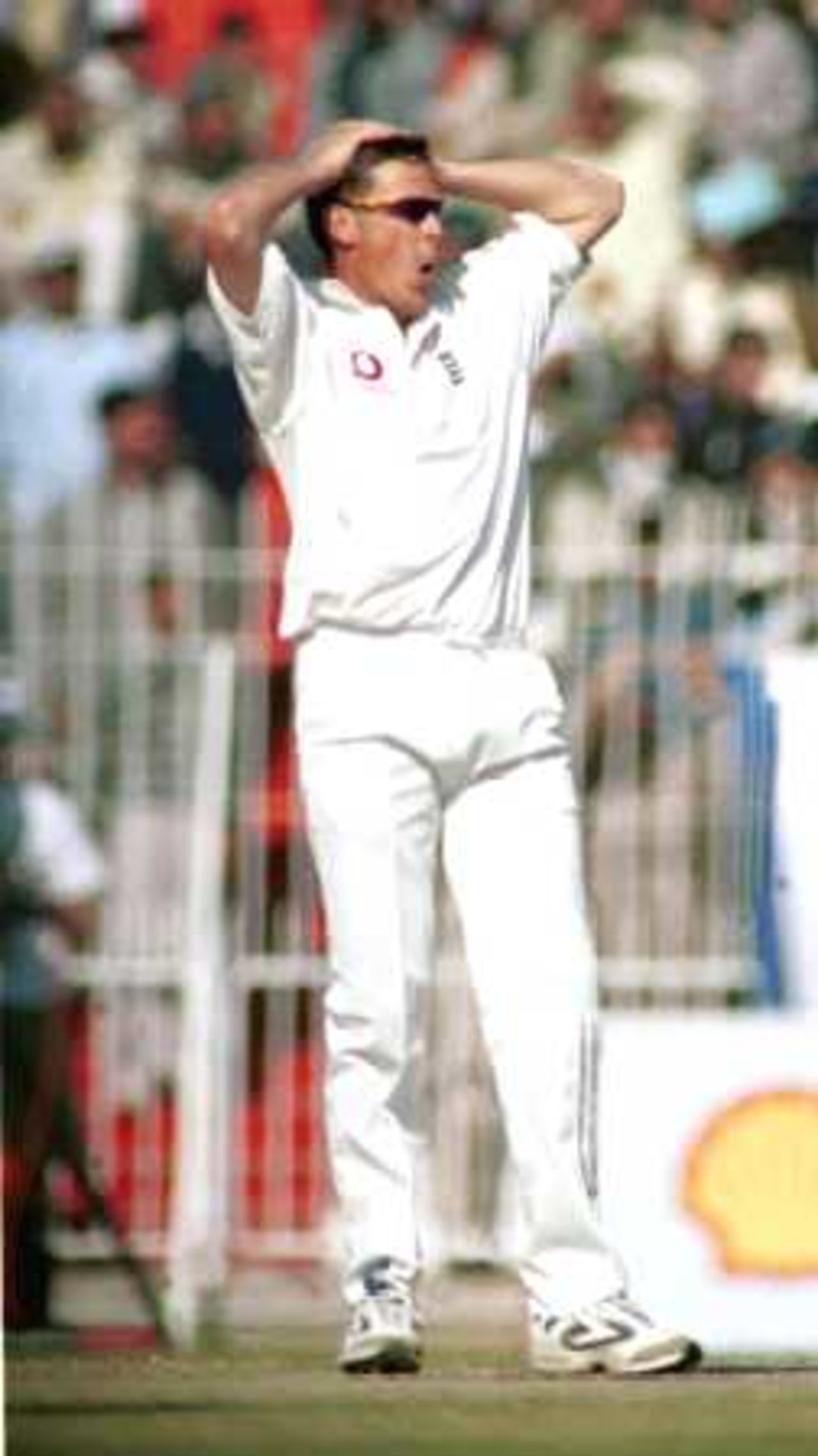 Giles showing disappointment at a possible dismissal, Day 1, 2nd Test Match, Pakistan v England at Faisalabad, 29 Nov-3 Dec 2000
