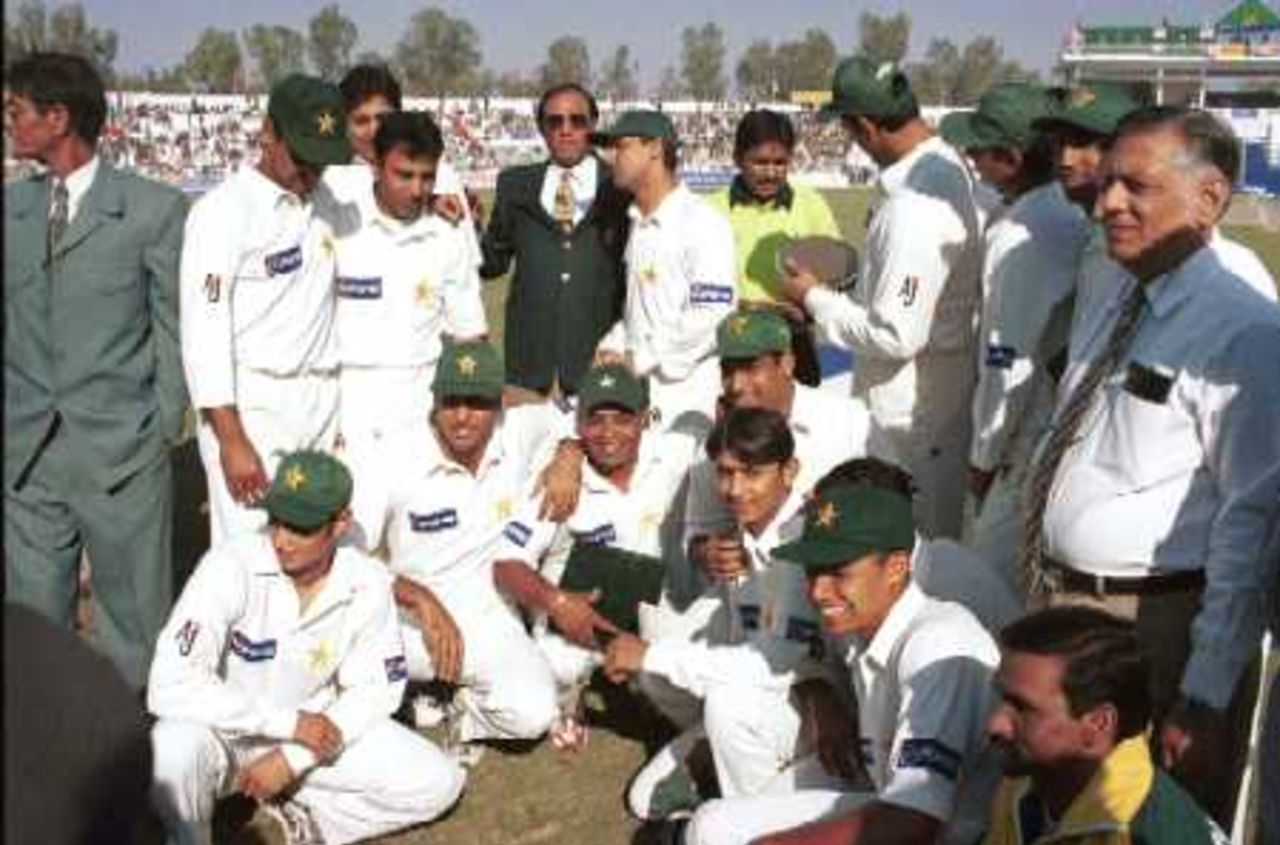 A group photo of the Pakistan squad before start of play, Day 1, 2nd Test Match, Pakistan v England at Faisalabad, 29 Nov-3 Dec 2000.
