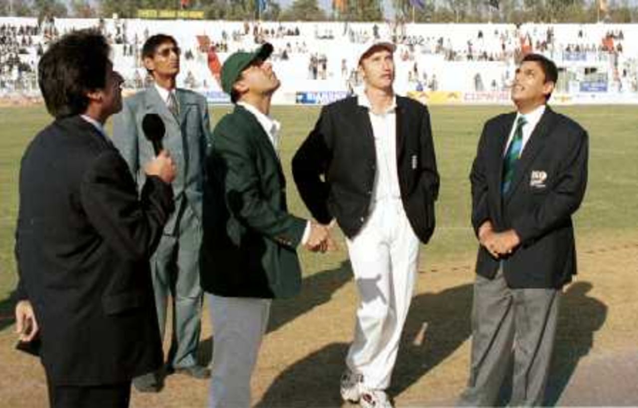 Skipper Moin Khan flicks the coin for the toss, Day 1, 2nd Test Match, Pakistan v England at Faisalabad, 29 Nov-3 Dec 2000.