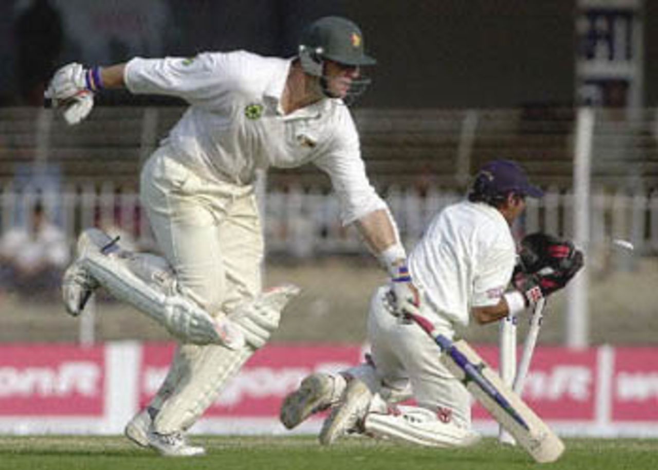 Streak just sneaks in as Dahiya breaks the wicket, Zimbabwe in India, 2000/01, 2nd Test, India v Zimbabwe, Vidarbha C.A. Ground, Nagpur, 25-29 November 2000 (Day 5).