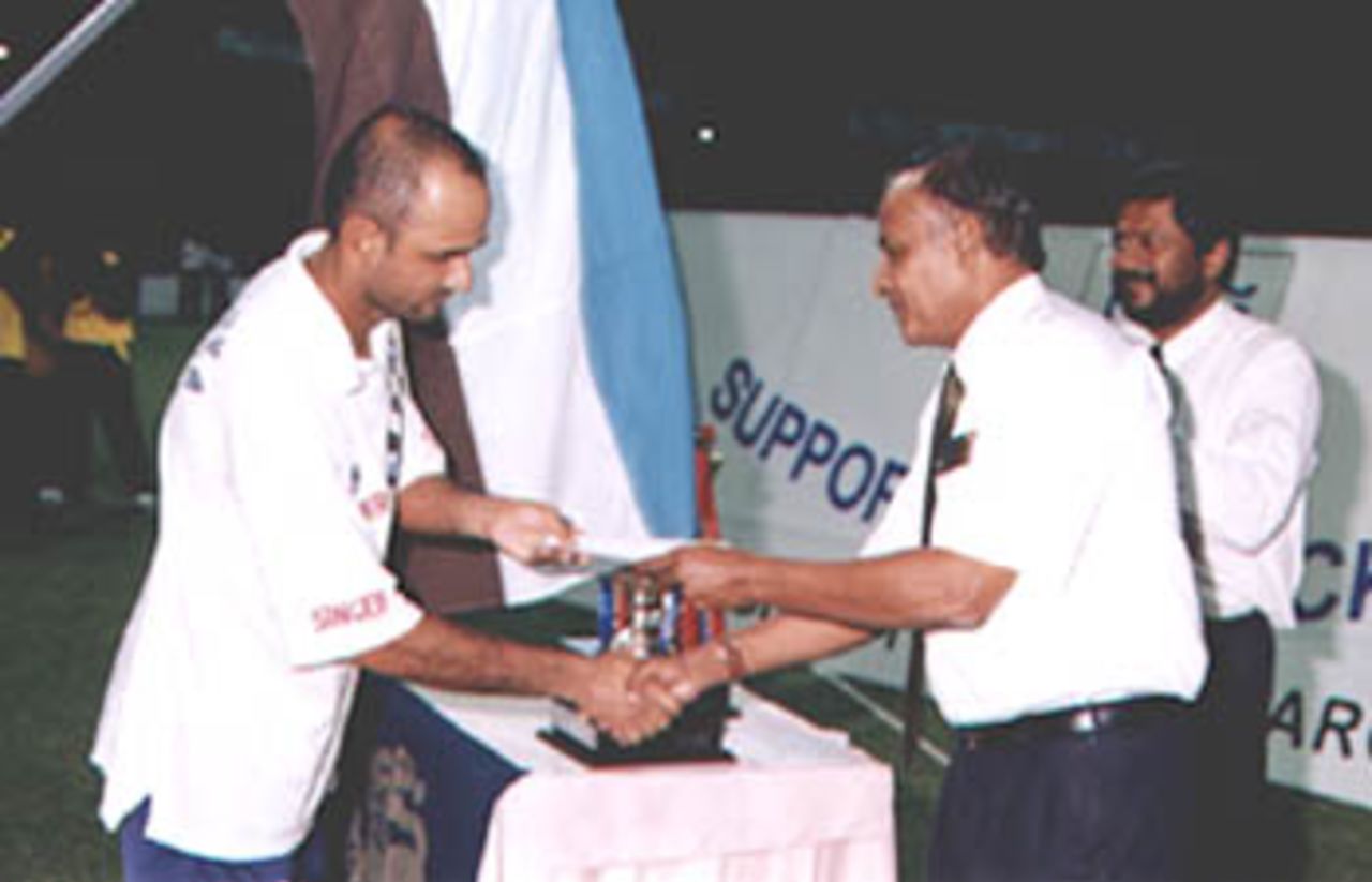 Marvan Attapattu recieves man of match award from BCCSL Chief Executive Anura Tennekoon, in the Premier Limited Over Tournament 2000
