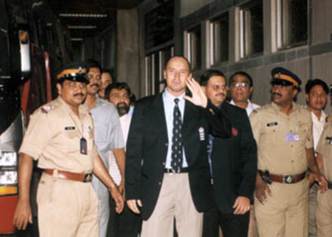 Nasser Hussain waves to waiting media, 14 October 2001: England in India, 2001-02, Mumbai